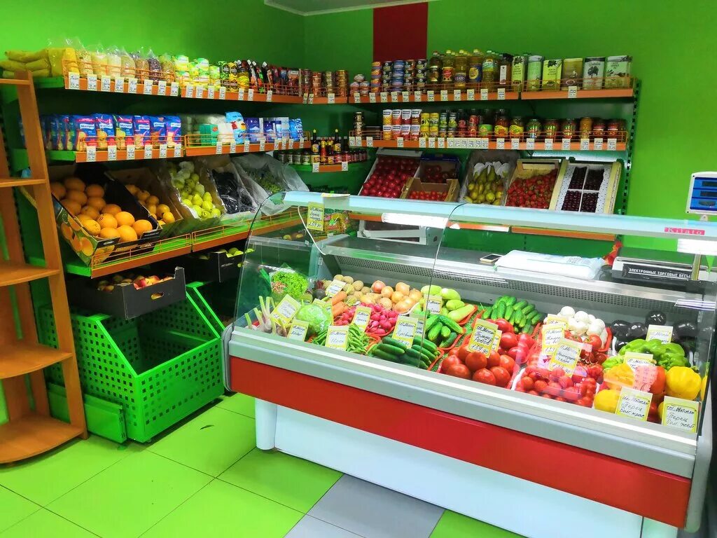 Помещение под овощи. Небольшой магазин продуктов. Небольшой продуктовый магазин. Магазин овощи фрукты. Овощной магазин.