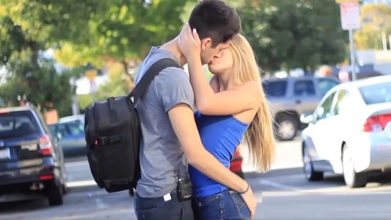 Лапает незнакомку. PRANKINVASION Kiss. ПРАНК поцелуй. Kissing Prank поцелуй. PRANKINVASION девушки.