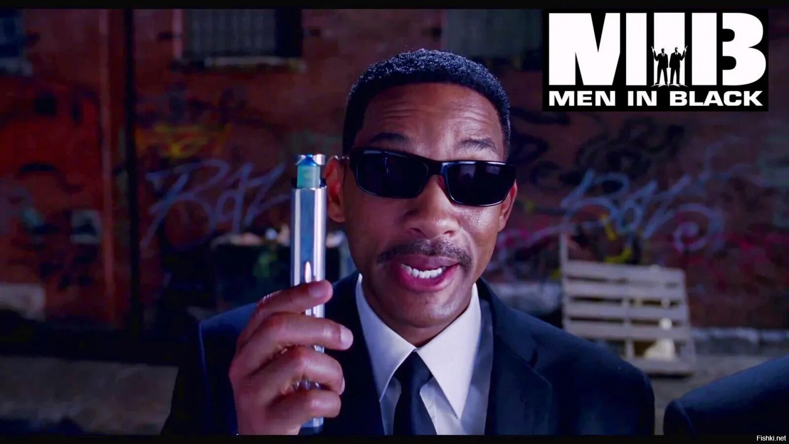 Где стереть память. Уилл смит mib. уилл смит люди в черном вспышка. уилл смит люди в черном стирает память. уилл смит стирание памяти.