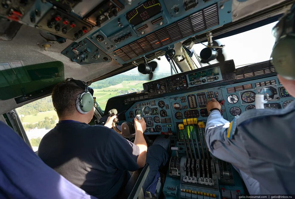 Сергей нечаев летчик ан 225. Кабина пилота самолета ан 225 мрия. Ан 2 кабина салон. Анатолий прытков пилот. Пропал самолет ан2 в бурятии.