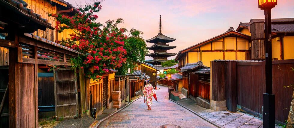 Киото (город в японии). Kuoe kyoto old smith. Храм инари в японии. Киото шико. Киото квартал гейш.