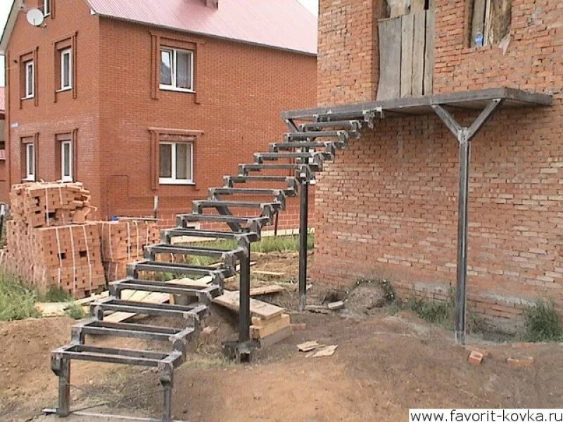 Лестницы на металлическом каркасе на улицу. Лестница уличная металлическая на второй этаж. лестница металлическая уличная с поворотом. железная лестница на второй этаж уличная. уличные лестницы на металлокаркасе.