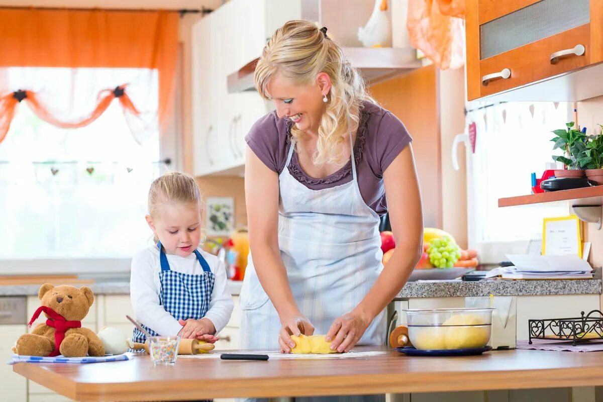 Мама пошла на кухню. Кухня для детей. Мама с ребенком на кухне. Кухня помогаю маме. Домохозяйка на кухне с детьми.