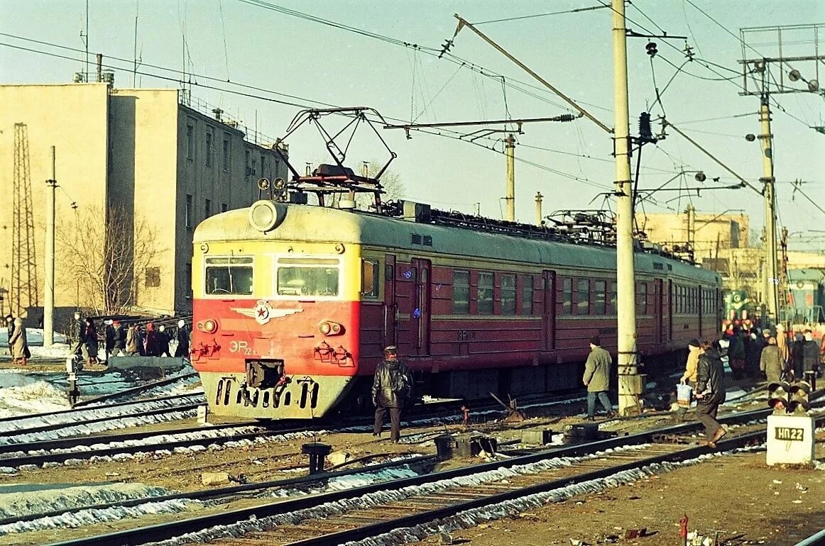 Железные дороги 90. Эр22 1993 год Каланчевская. Свердловск пассажирский 1990. Свердловская железная дорога 90-е. Екатеринбург-пассажирский 2000е.