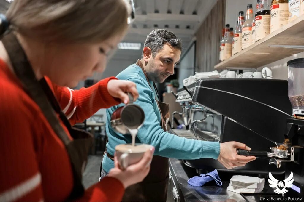 где бариста. бариста мужчина. школа бариста артемия лебедева. где бариста. профессия бариста.