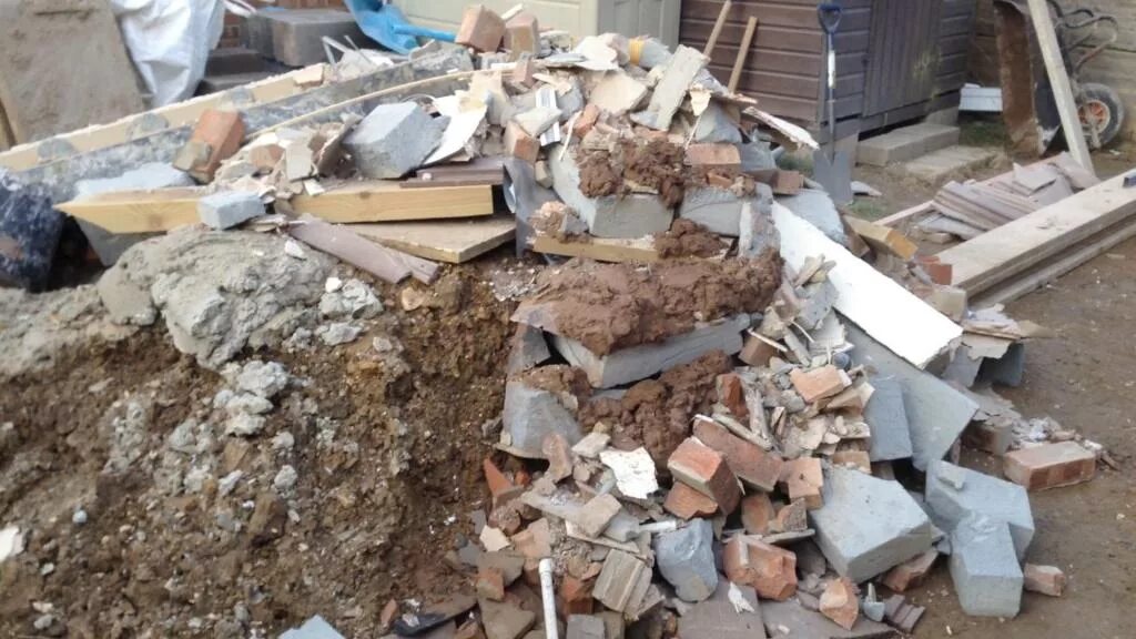 Остатки строек. Остатки строительных материалов. Строительный мусор. Мусор строительный от разборки зданий. Остатки стройматериалов.