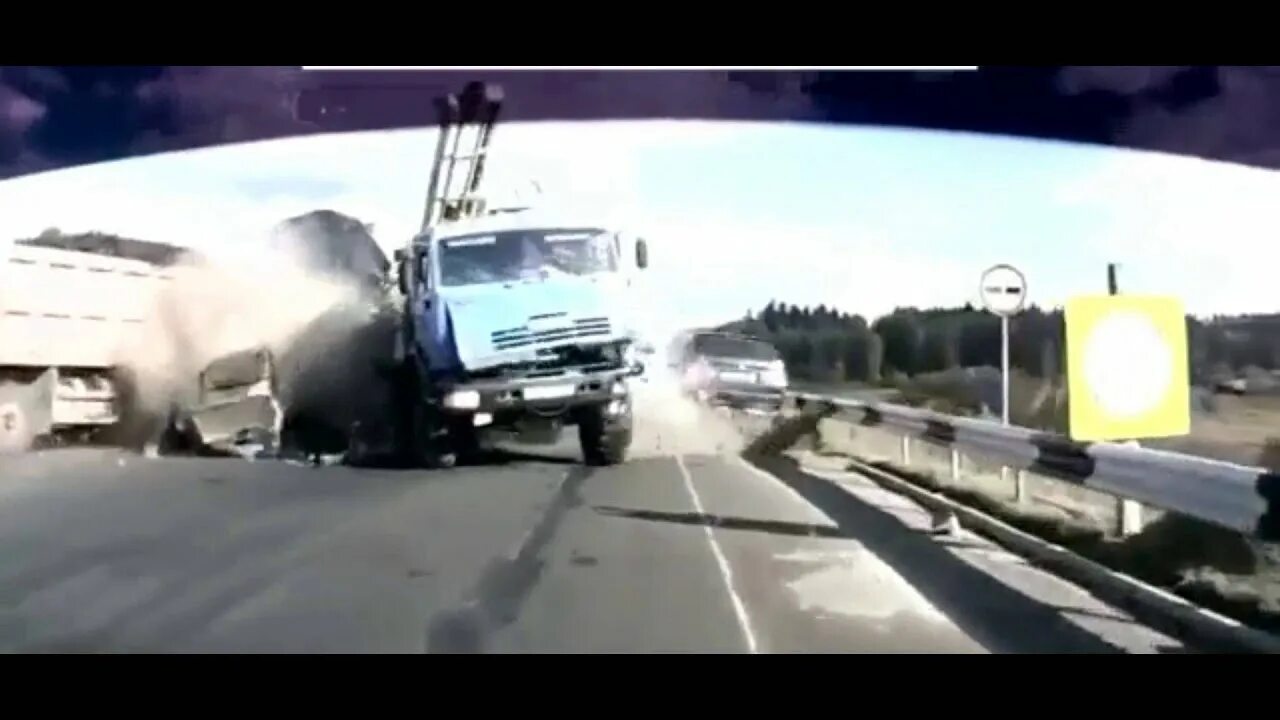 Как складываются фуры видео. Видео аварии с грузовиком. Видео аварии с грузовиком. Дальнобойщики на трассе м4 дон. Видео аварии с грузовиком.