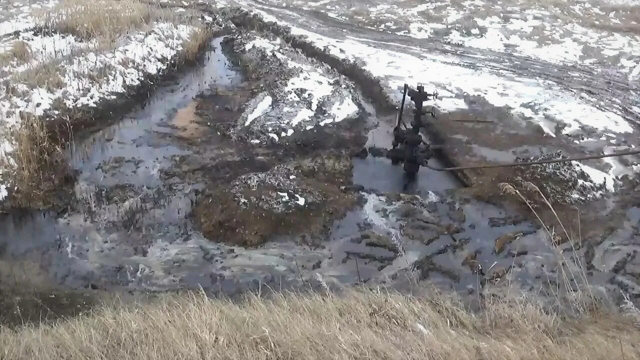 Разлив нефти. Разлив мазута камчатка. Розлив или разлив как правильно. Утечка нефтепродуктов на жд. Что загрязняет почву.