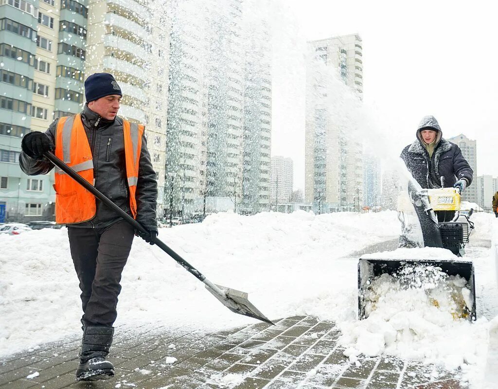 Уборка снега. Дворник ЖКХ. Уборка снега в Москве. Убирают снег в Москве. Окпд уборка снега