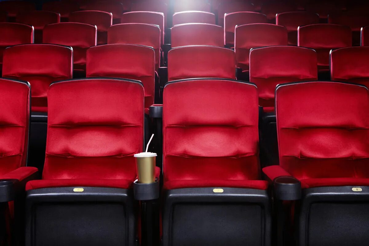 Стулья в кинотеатре. Пустые кресла в кинотеатре. Кинотеатр. Сиденья в кинотеатре