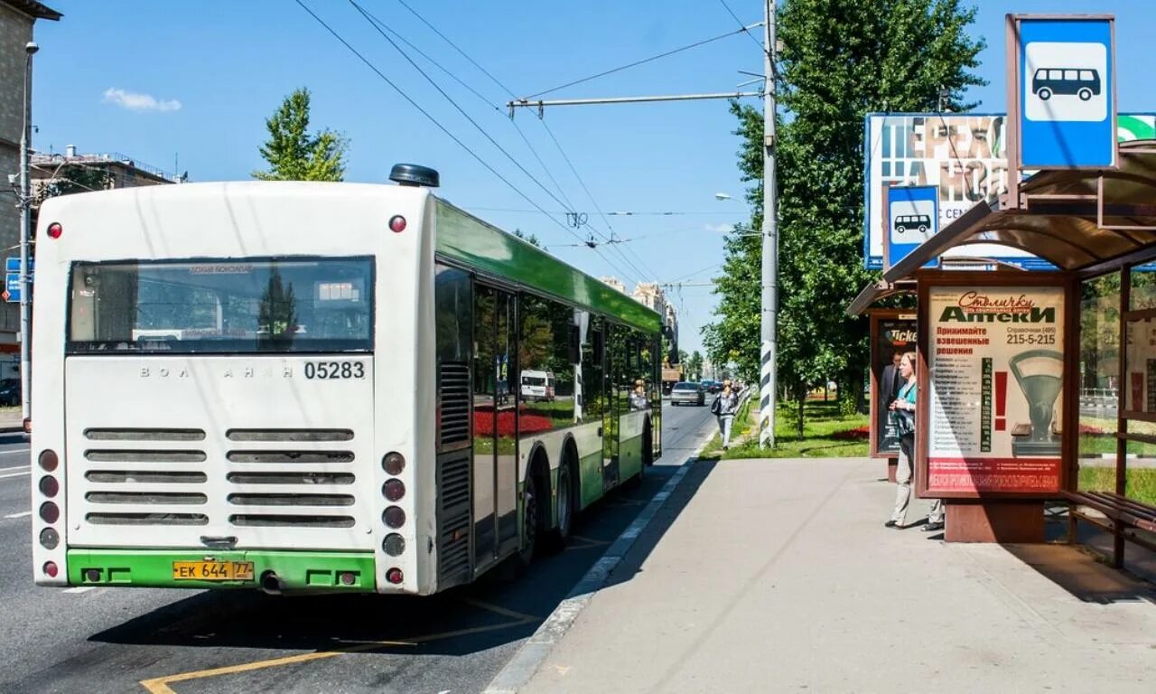 Остановка автопарк. Остановка автобуса. Маршрутка на остановке. Современные автобусные остановки. Автобусная остановка с автобусом.