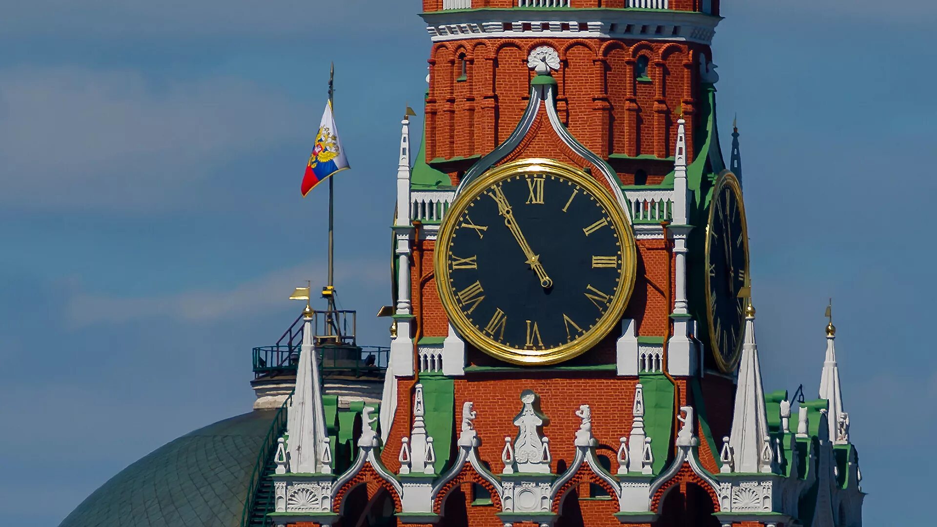 Кремлевские куранты Спасская башня. Куранты на Спасской башне Московского Кремля. Часы-куранты на Спасской башне Московского Кремля.