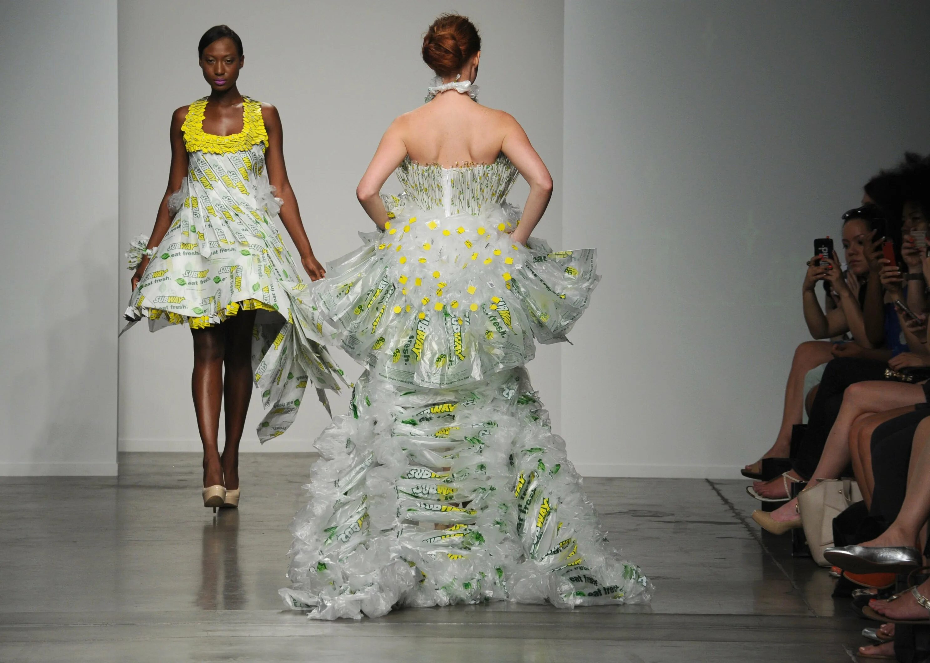 рози хантингтон-уайтли в красном. удивить нарядом. Miley cyrus lgbt. радужная. неудачные свадебные платья.