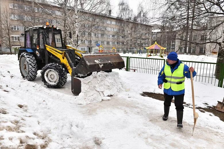 Уборка зимнего. Спецтехника для уборки территории. трактор для уборки тротуаров от снега. маленький трактор для уборки снега. уборка городских территорий в зимний период.