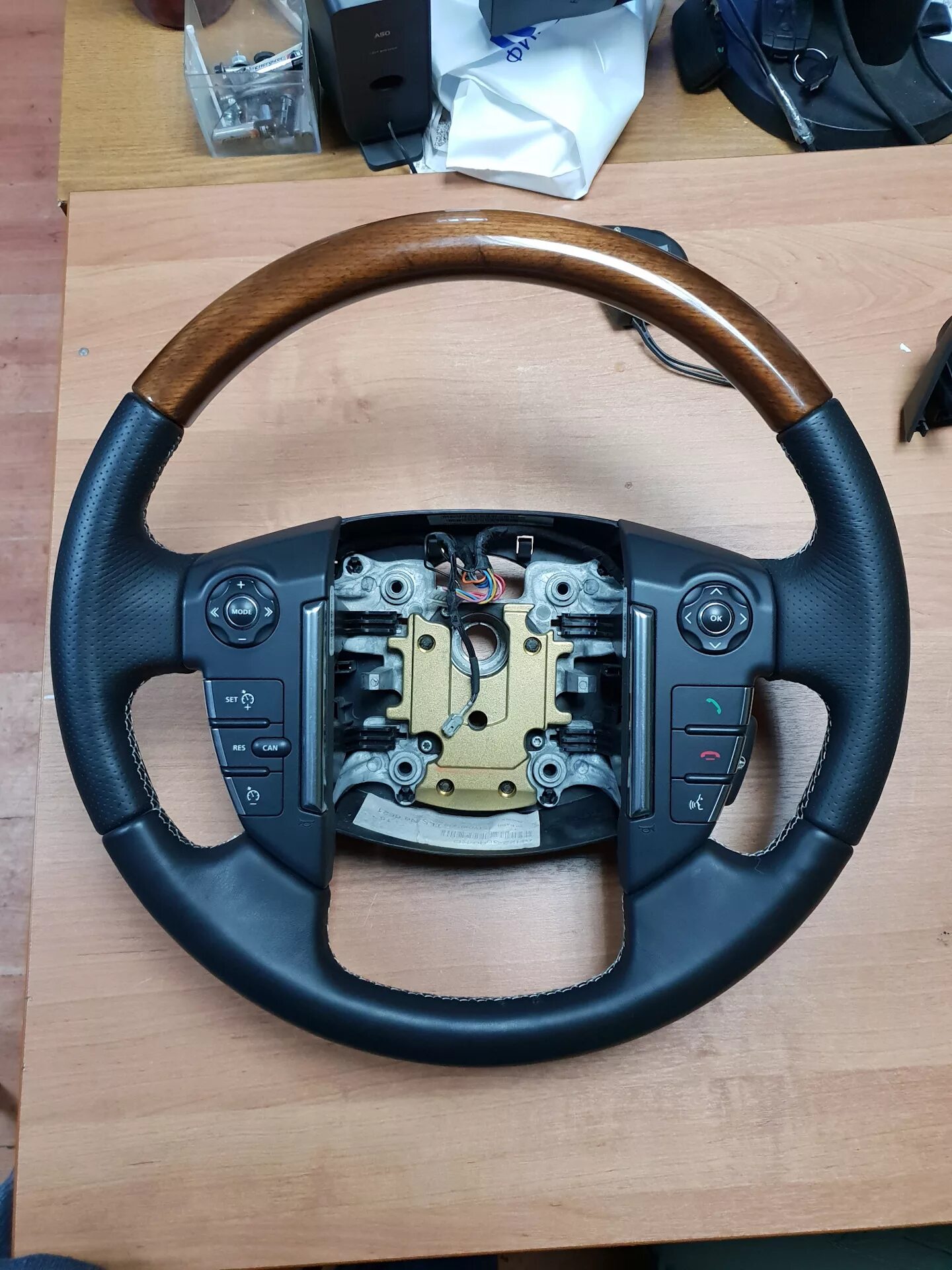 Руль discovery. Руль дискавери перетяжка. Новый руль на ленд ровер 405. Руль ленд ровер дискавери 4. Руль discovery.