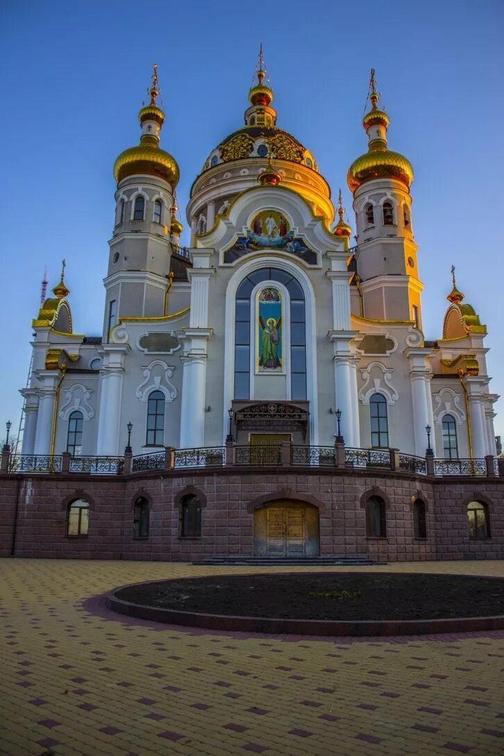 Храм Петра и Февронии в Донецке. Храм в Донецке самый большой. Соборы храмы церкви Мон-Ри Луганская область Украина. Украина приходы