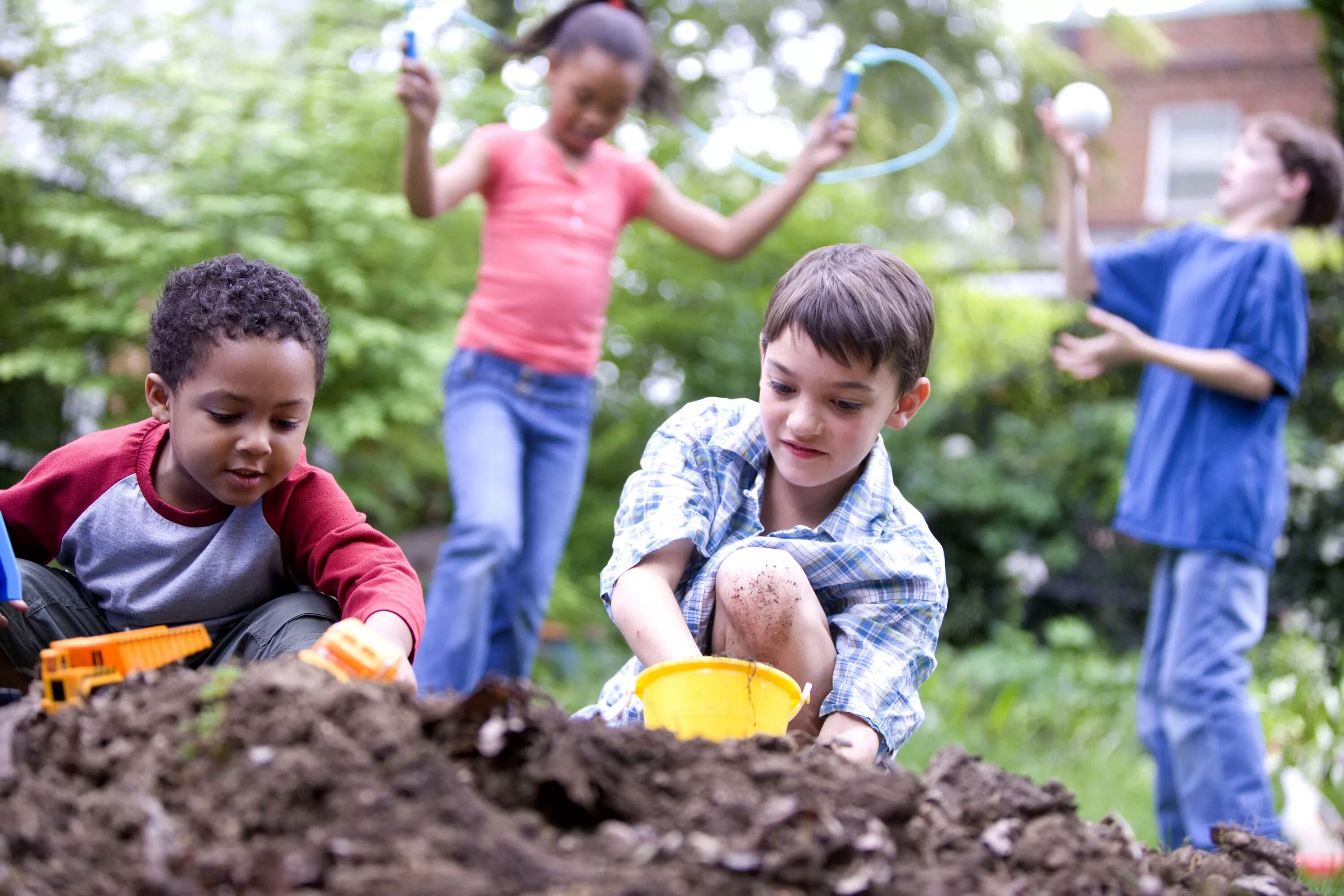 Child yard. Играющие дети. Дети на свежем воздухе. Детские игры на природе. Парк для детей.