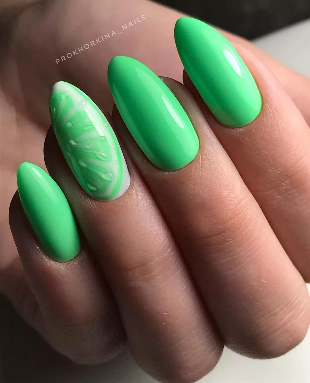 Зеленый маникюр на длинные ногти. Фисташковые ногти 2022. Салатовый миндаль. Салатный маникюр. Ногти миндаль зеленые.