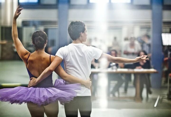 Шоу танцы митя стаев. Танцы для молодежи современные. Иван можайкин танцы. Танцы на тнт команда мигеля 2 сезон. Танец непреклонной решимости отряды.