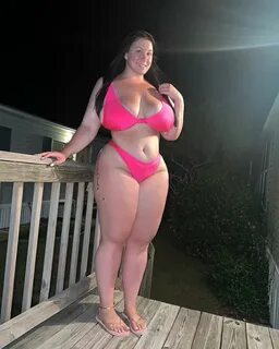 Lauren Butler in pink bikini photo from her Instagram account @amouredelavi...