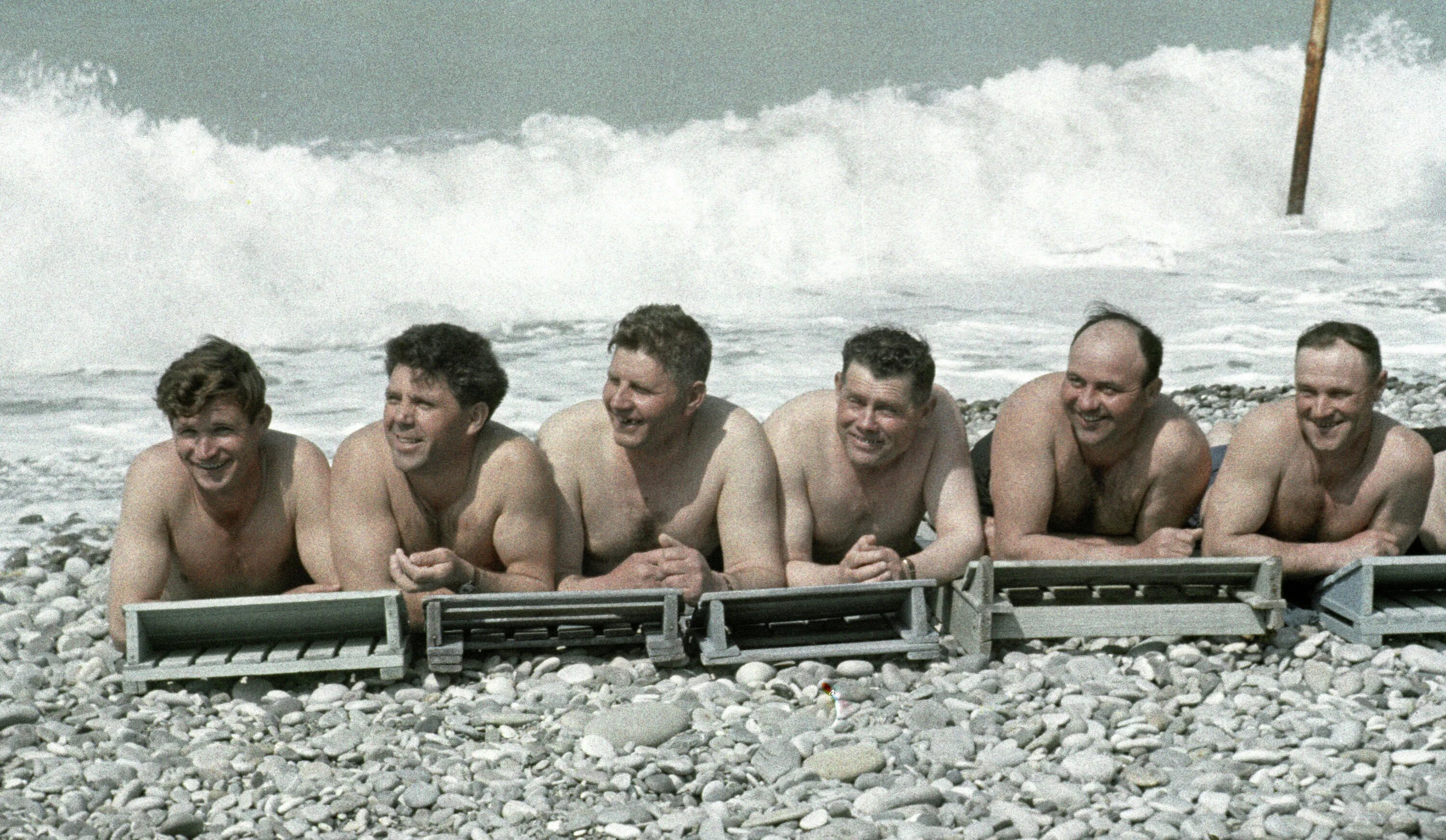 Мужчины составляют 60. Советские люди на море. Советские парни на пляже. Советские люди на отдыхе. Чиновник на пляже.