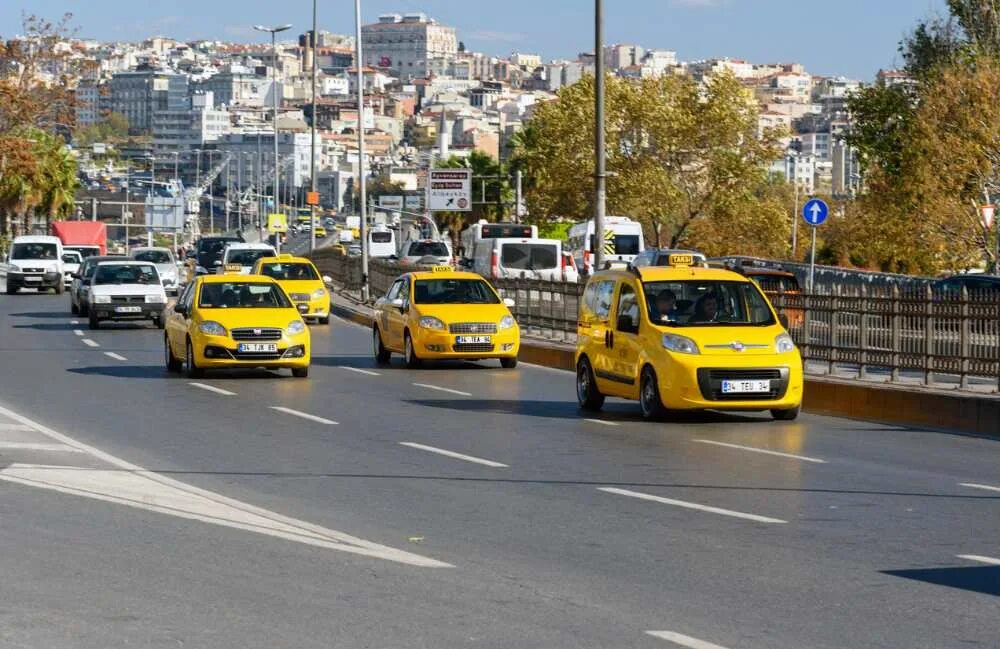 Турецкое такси в Стамбуле. Автомобили турецкого такси. Такси в Турции машина. Желтое такси в Турции. Такси аэропорт стамбула таксим
