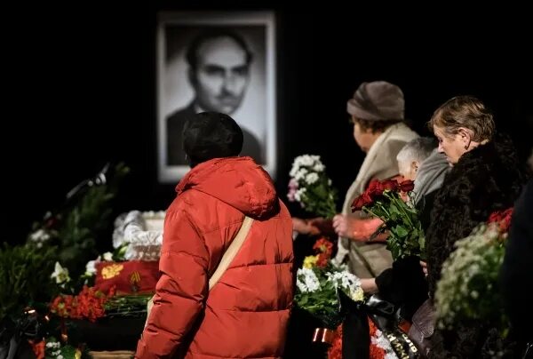 Зал прощания с усопшим. Неофициальное прощание. "прощание с тольятти" ринатто. Прощание с родным домом. Техника прощание.
