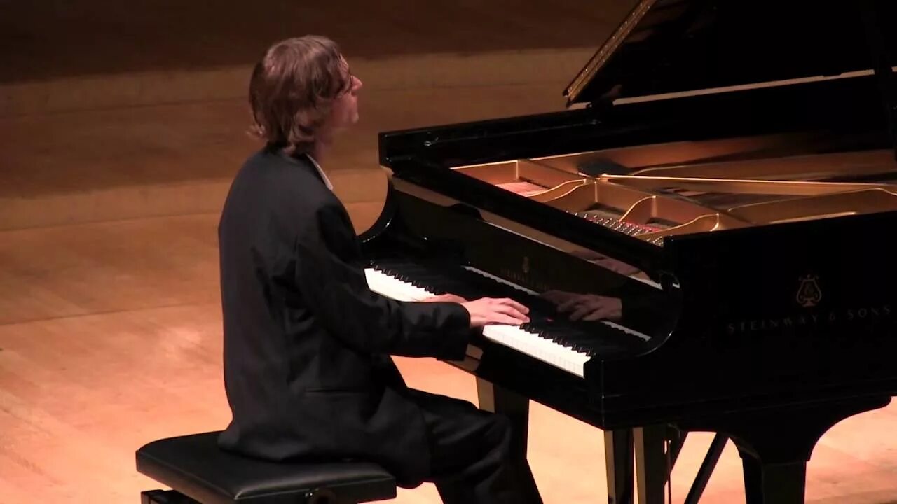 Руки на пианино. Пианино музыкальный инструмент. Клавиши фортепиано. Фортепиано. Анатомия фортепиано.