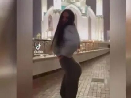 Девушка полуголая танцевала перед мечетью