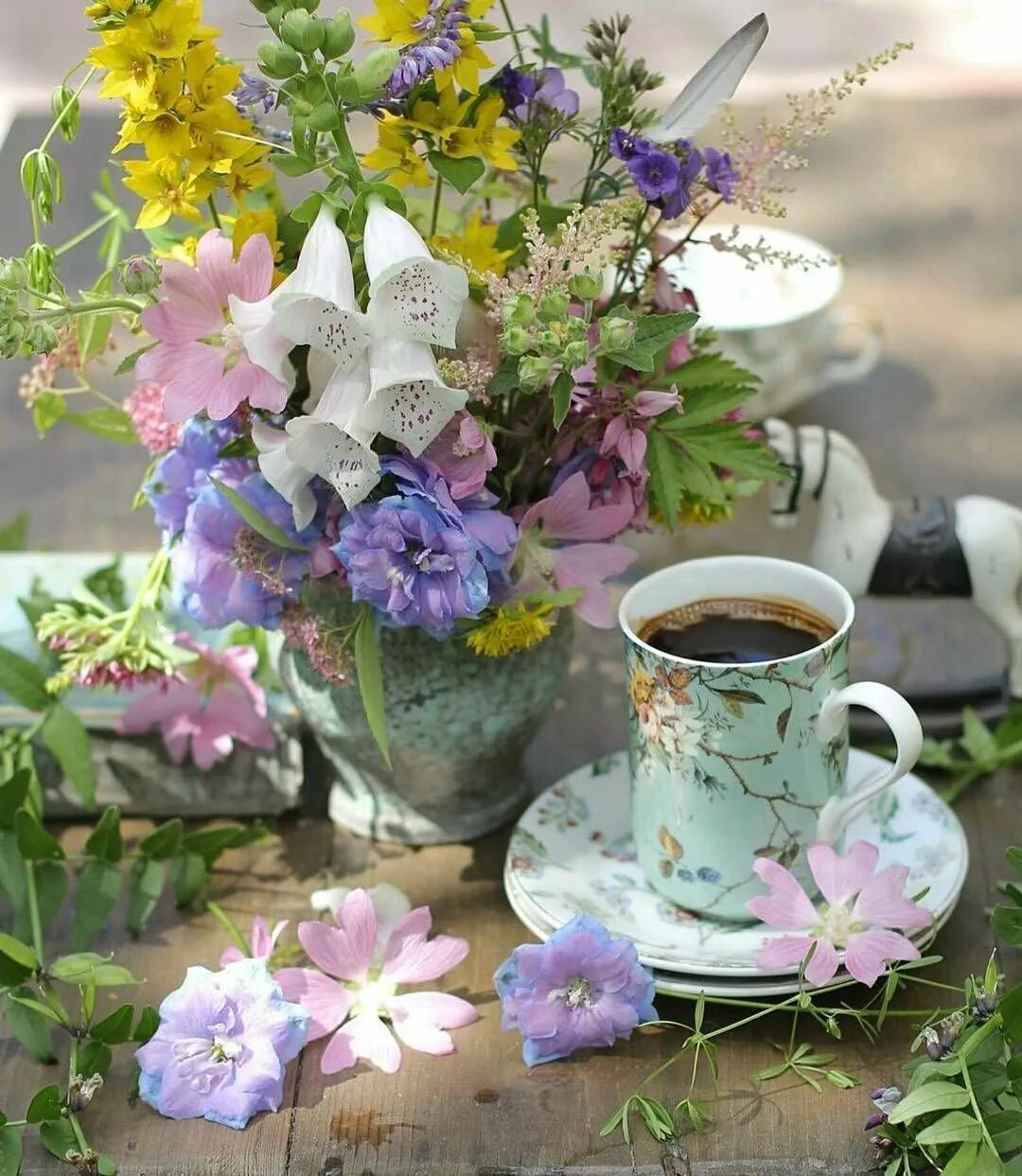 Воскресные цветы. Утренние цветы. Цветы в чашке. Красивые цветы в чашке. Чаепитие и цветы.