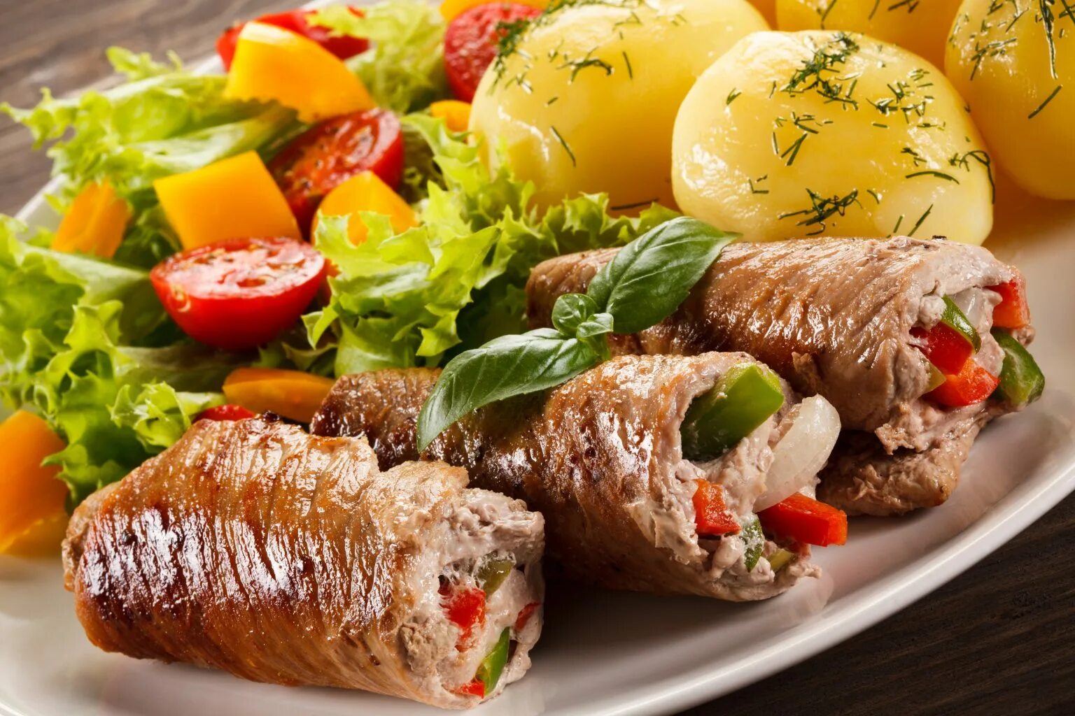 бараньи ребра короной. изысканные блюда на праздничный стол. мясная руляда. мясной рулет. мясо бифштекс из говядины.