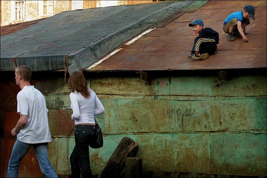 В большом городе жили двое детей кровли. Мальчик на крыше. Краш мальчик. Мальчик на крыше дома. Дети играют на крыше.