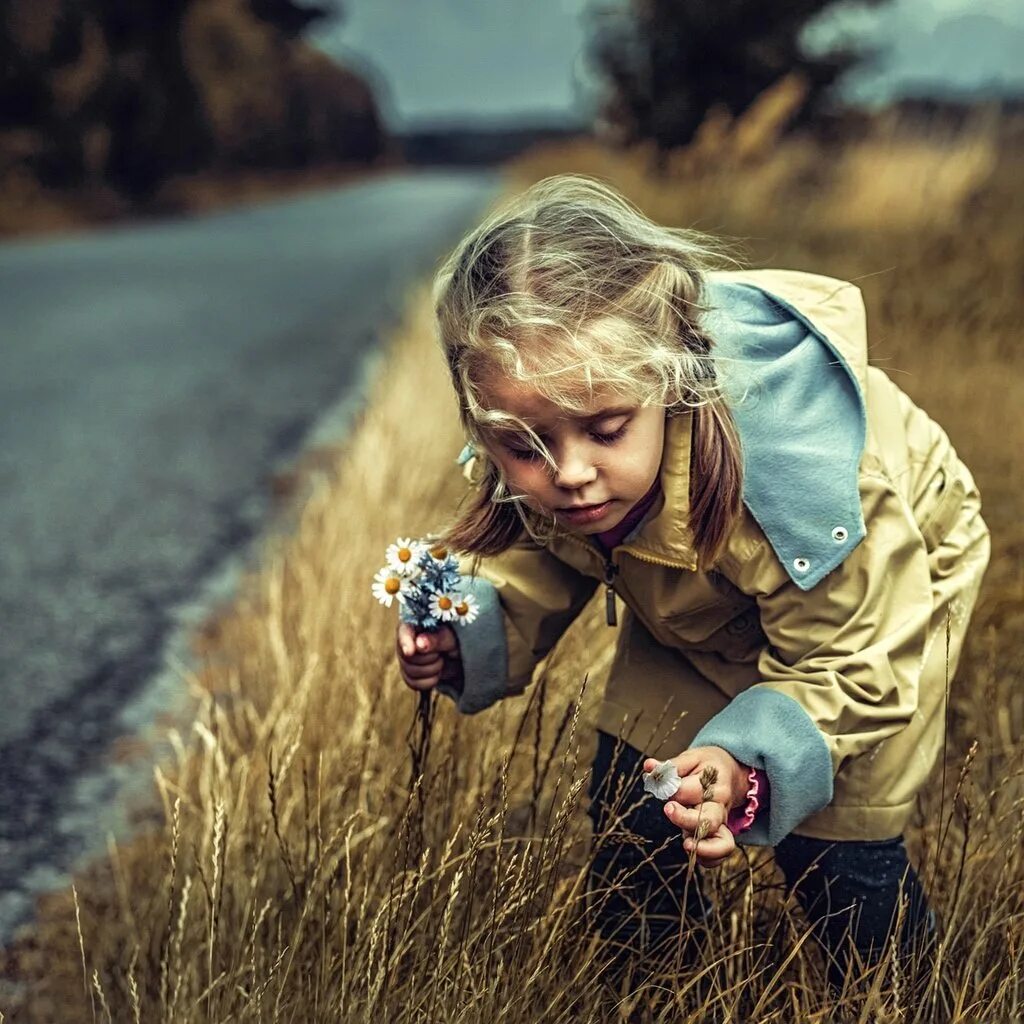 Как создать маленькую жизнь. Радуга человек. Радужное настроение. Ноги из травы. Ноги в поле.