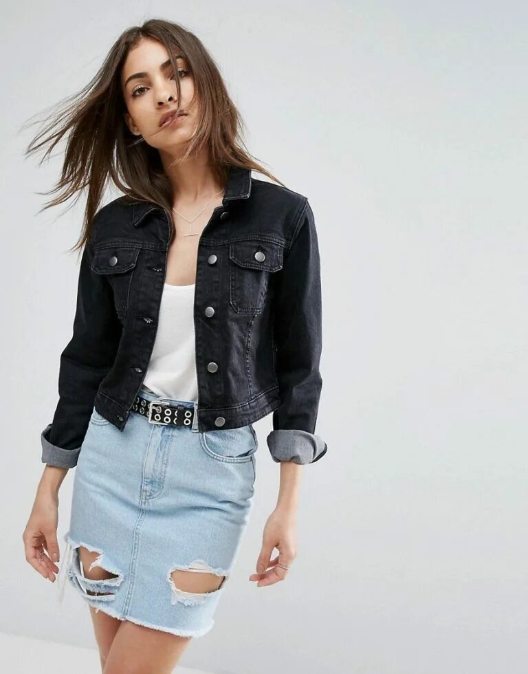 С чем носить черную джинсовую куртку. ASOS Denim джинсовая куртка. Черная джинсовая куртка женская. Джинсовка женская укороченная черная. Темная джинсовая куртка.