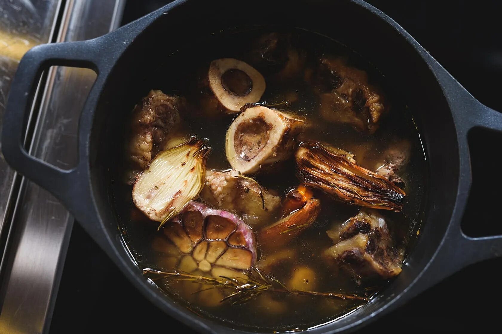 Бульон без костей. Говяжий костный бульон. мясокостный бульон. костяной бульон. костяной суп.
