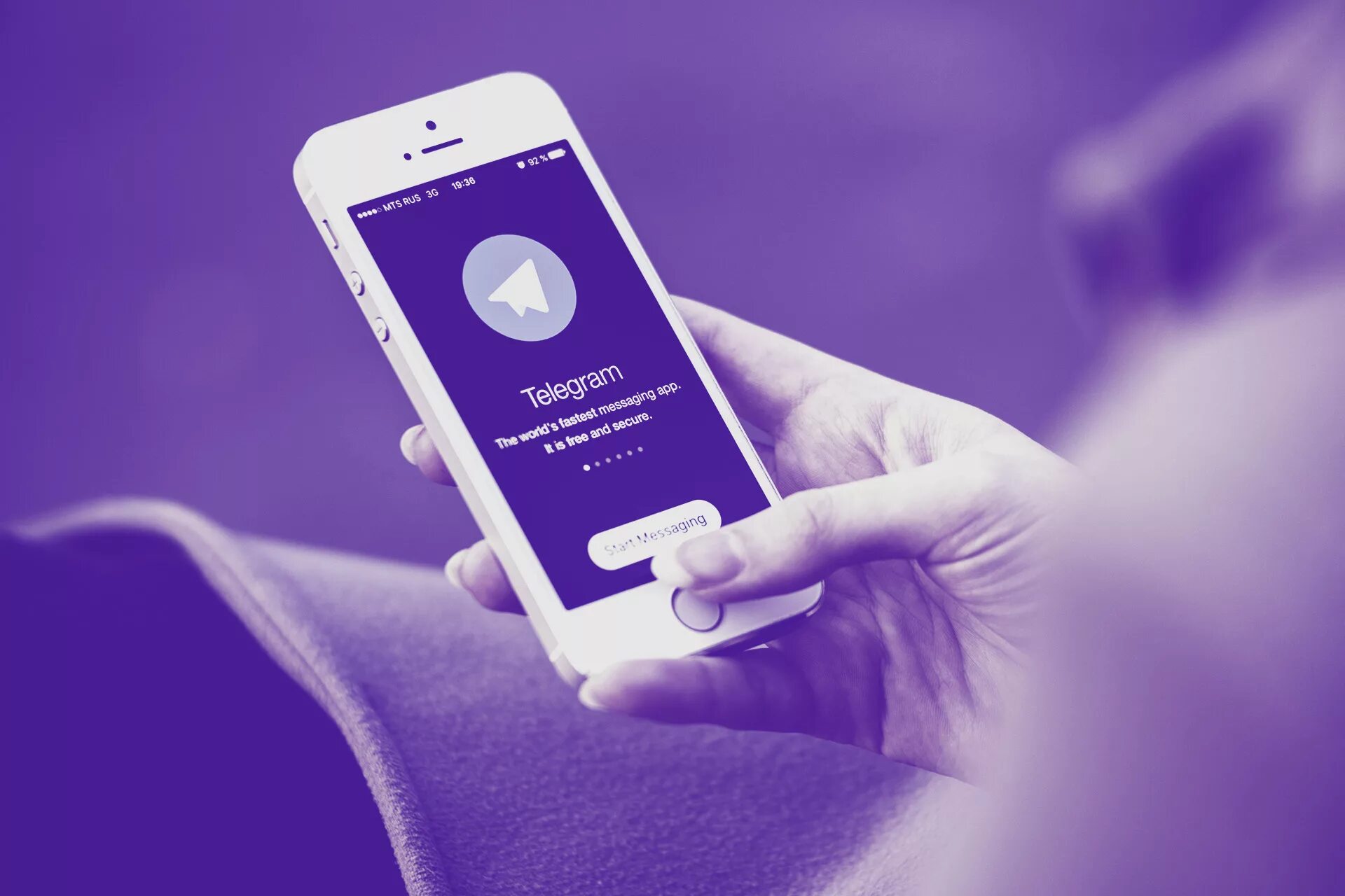 Telegram телефон. Телеграм смартфон. Смартфон в руке телеграм. Телеграмм на смартфоне. Telegram телефон в руке.