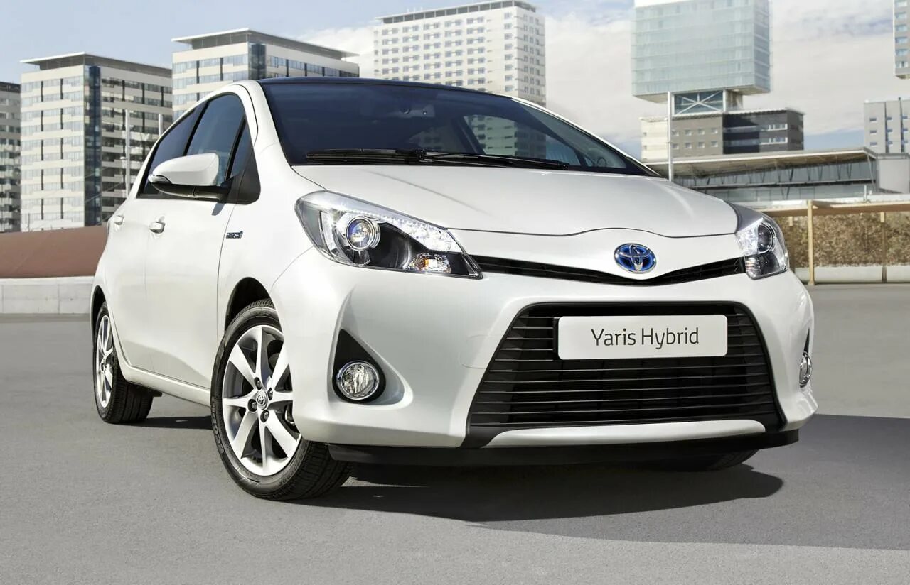 Автомобили гибриды марки. Toyota Yaris 2013 Hybrid. Toyota Yaris 2012. Toyota Yaris 2022. Toyota Yaris 2014.