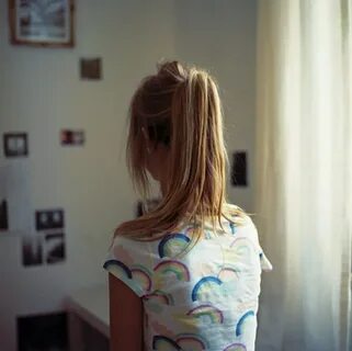 Девушки со светлыми волосами без лица
