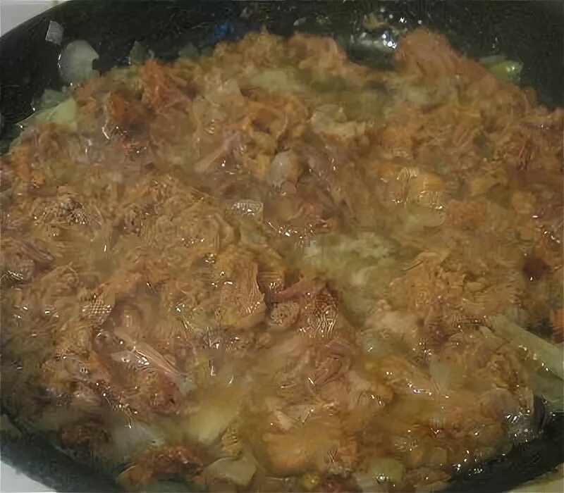 Рожки с тушенкой на сковороде с луком. Рожки с тушенкой на сковороде с луком. Макароны с тушёнкой на сковороде с луком. Спагетти с тушенкой на сковороде. Рожки с тушенкой на сковороде с луком.
