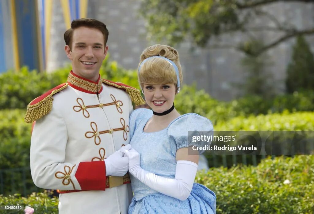 Prinss uvilyam. Prens full. Принц чарминг дисней. Prens full. Принц уильям виндзор.