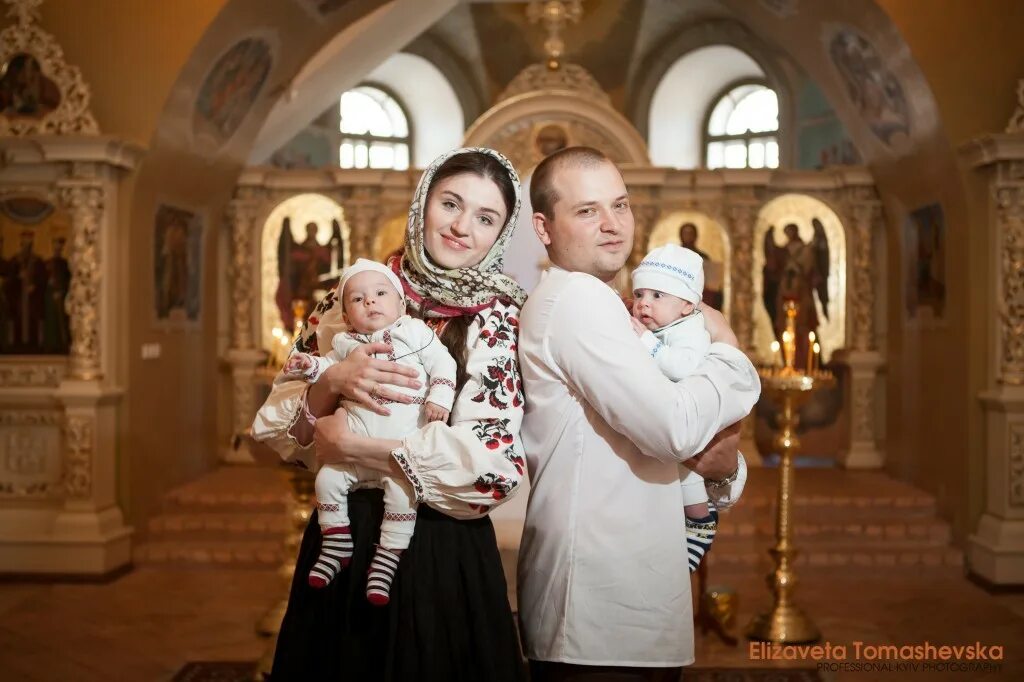 крестины крестный и крестная. крестным второй раз. платье для крестной мамы на крестины. крещение в церкви. платье на крестины для крестной.