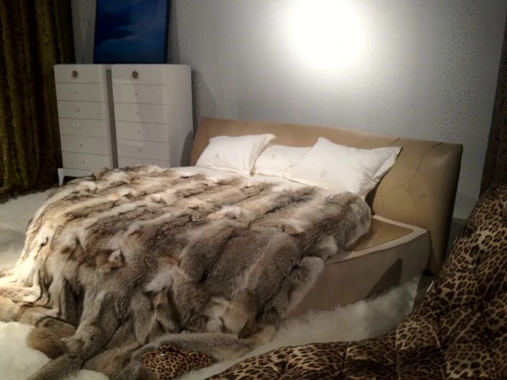 Кровать шерсть. Roberto Cavalli покрывала. Кровать Cavalli. Кровать мех 3д. Одеяло Роберто Кавалли.