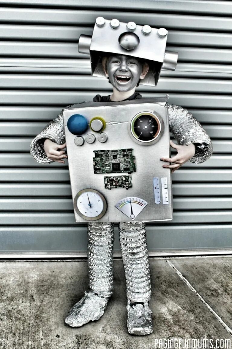 Игра костюм робота. Костюм робота. Костюм робота для мальчика. Робот костюм для ребенка. Костюм робота из коробок.