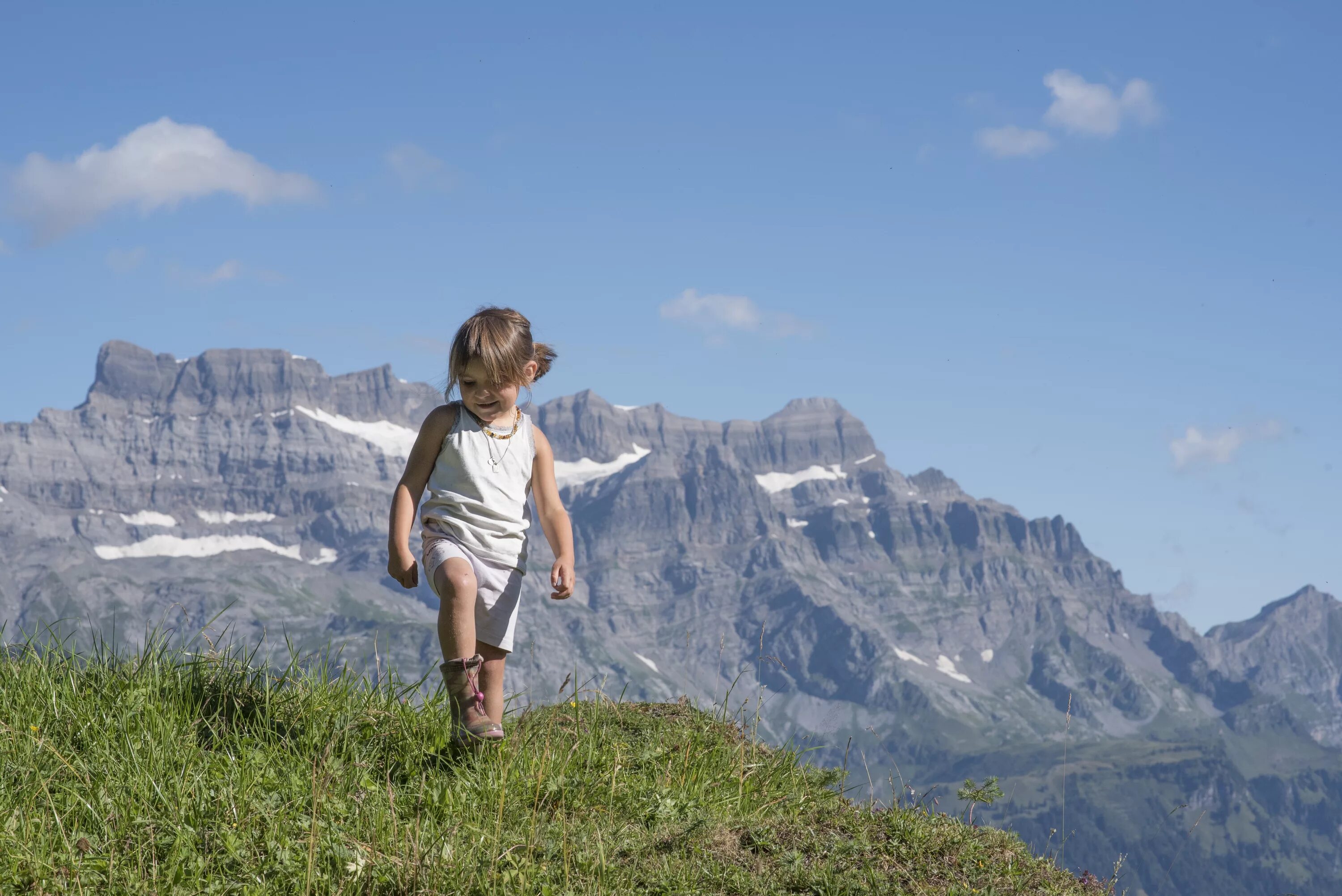 Mountain child. Горы для детей. Ребенок на фоне гор. Мальчик в горах. Детям о горе.