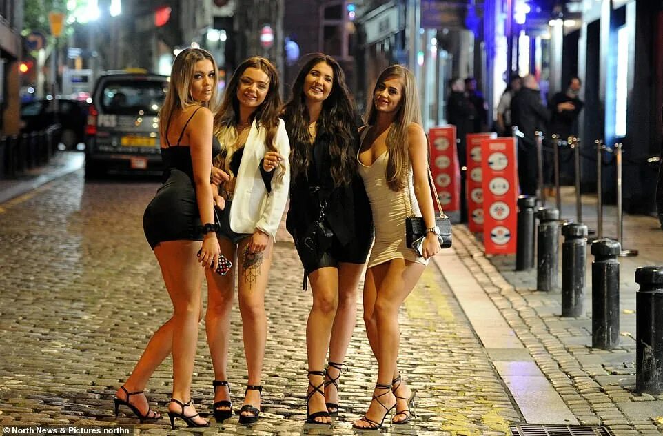 A lot of girls here are. Девушки на улицах Стокгольма. Ночные девушки США. British girls Night out. Улицы Лондона в пятницу вечером.