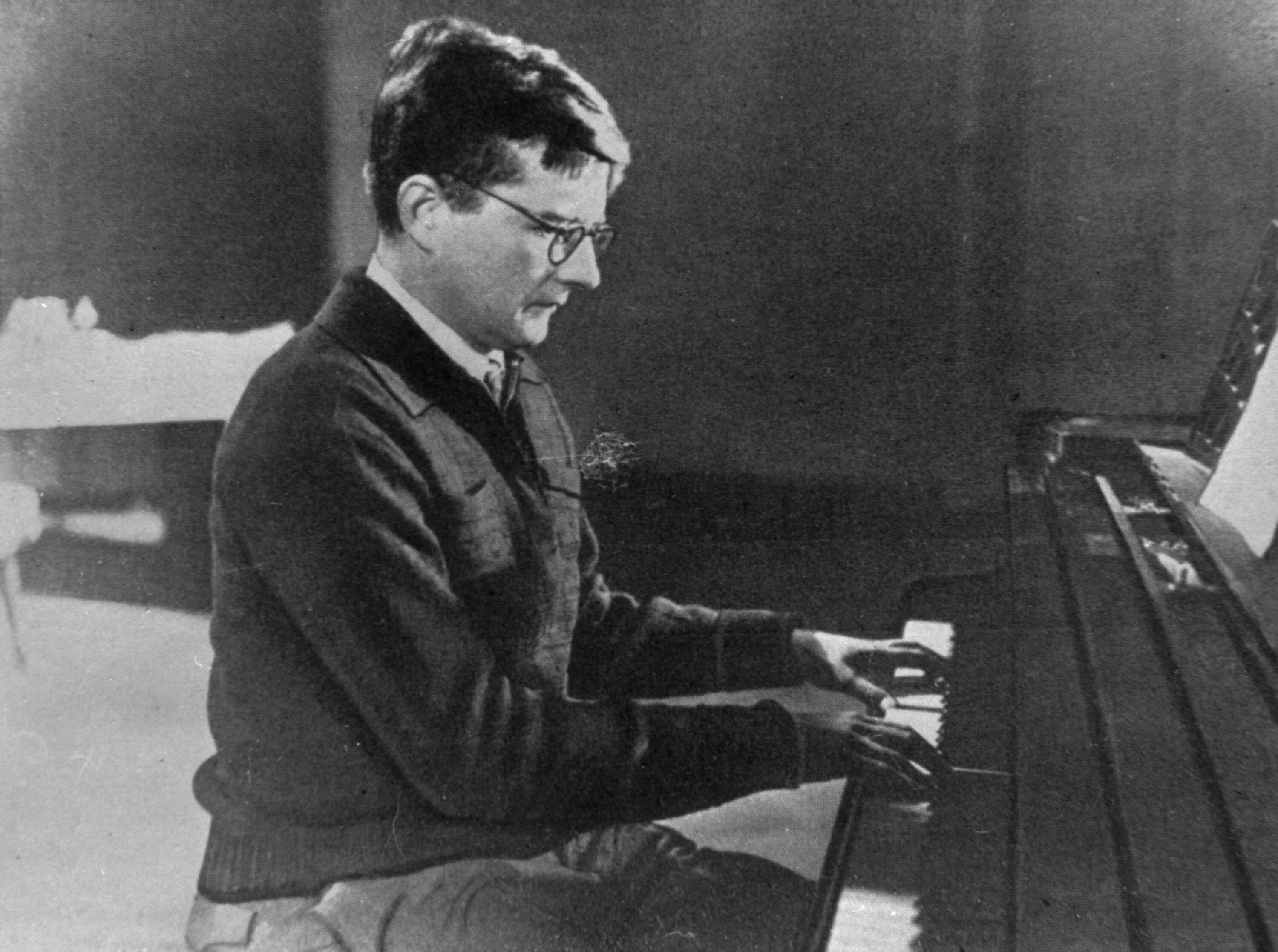 Седьмой ленинградской симфонии д д шостаковича. Дмитрий шостакович. 7 симфония шостаковича в блокадном ленинграде. ленинградская симфония шостаковича. дмитрий шостакович в блокадном ленинграде.
