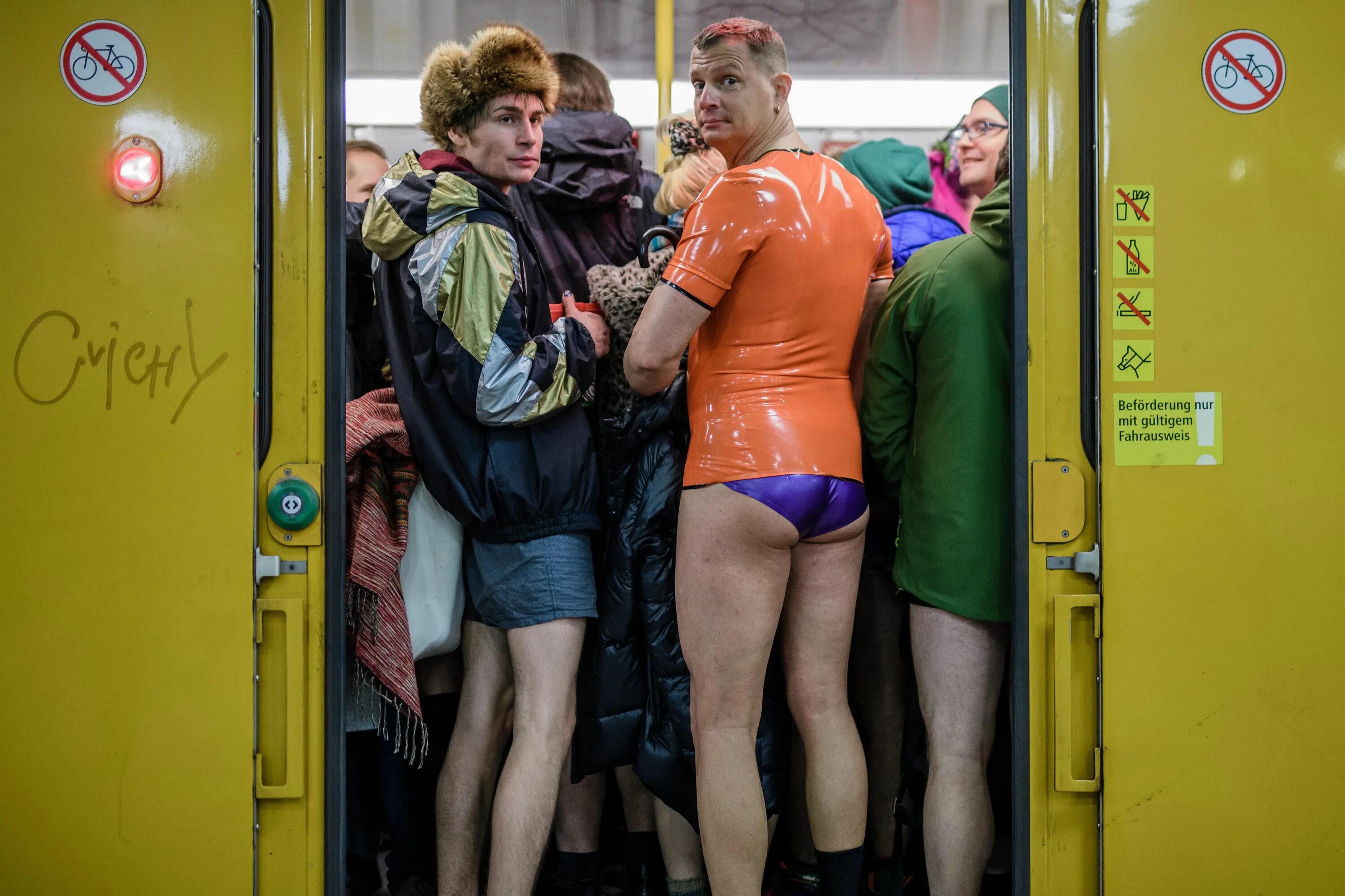 No Pants Subway Ride 2019. Мужчина без штанов. В метро без штанов. Парни в метро без штанов.