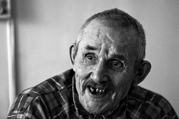 дед рассказывал. дед рассказывает детям сказки. дедушка рассказывает истории. радостные старики. день памяти фильм 1999.