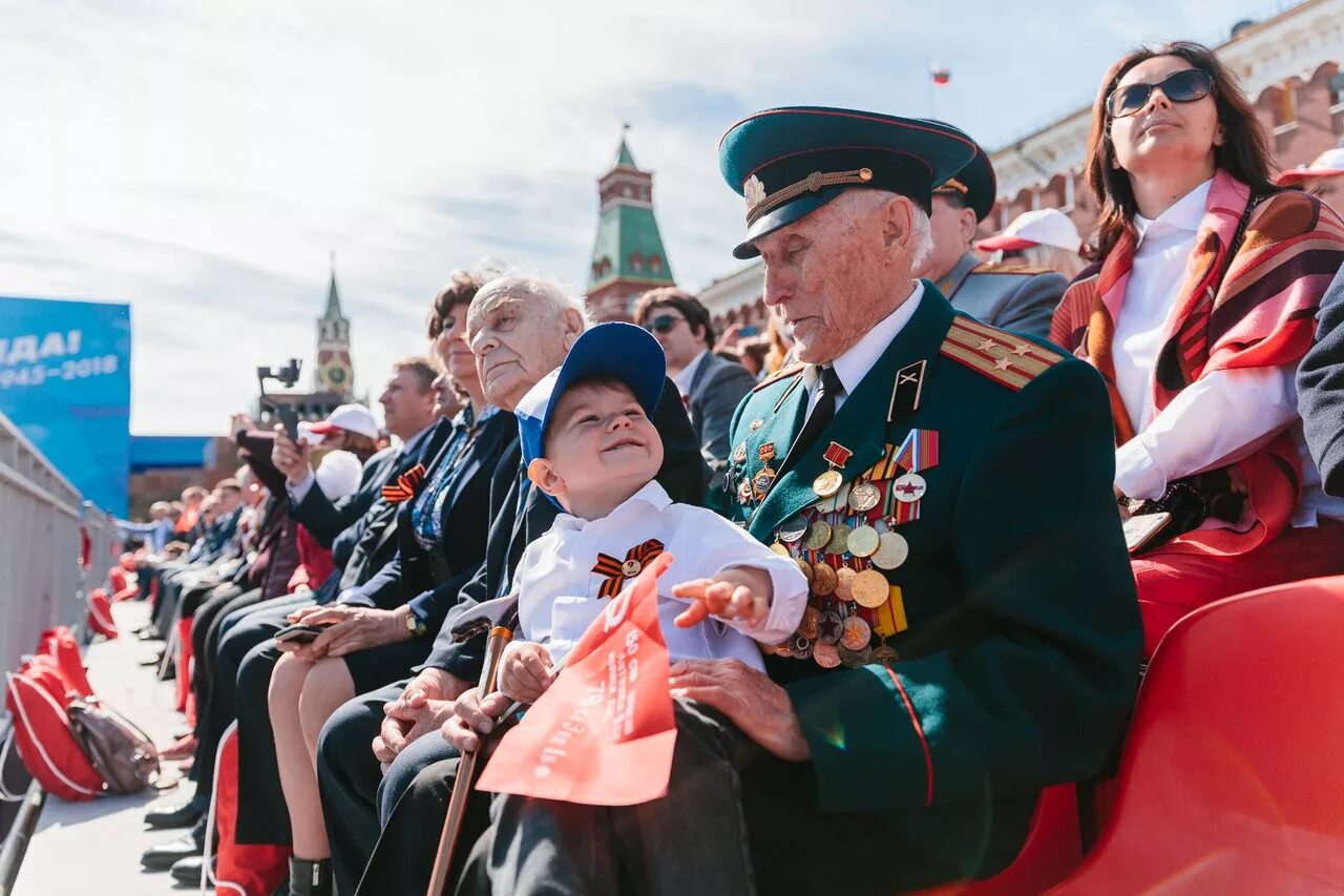 Фотографии победы россии. Празднование дня Победы. Ветераны на параде 9 мая. День Победы парад. Праздничный парад.