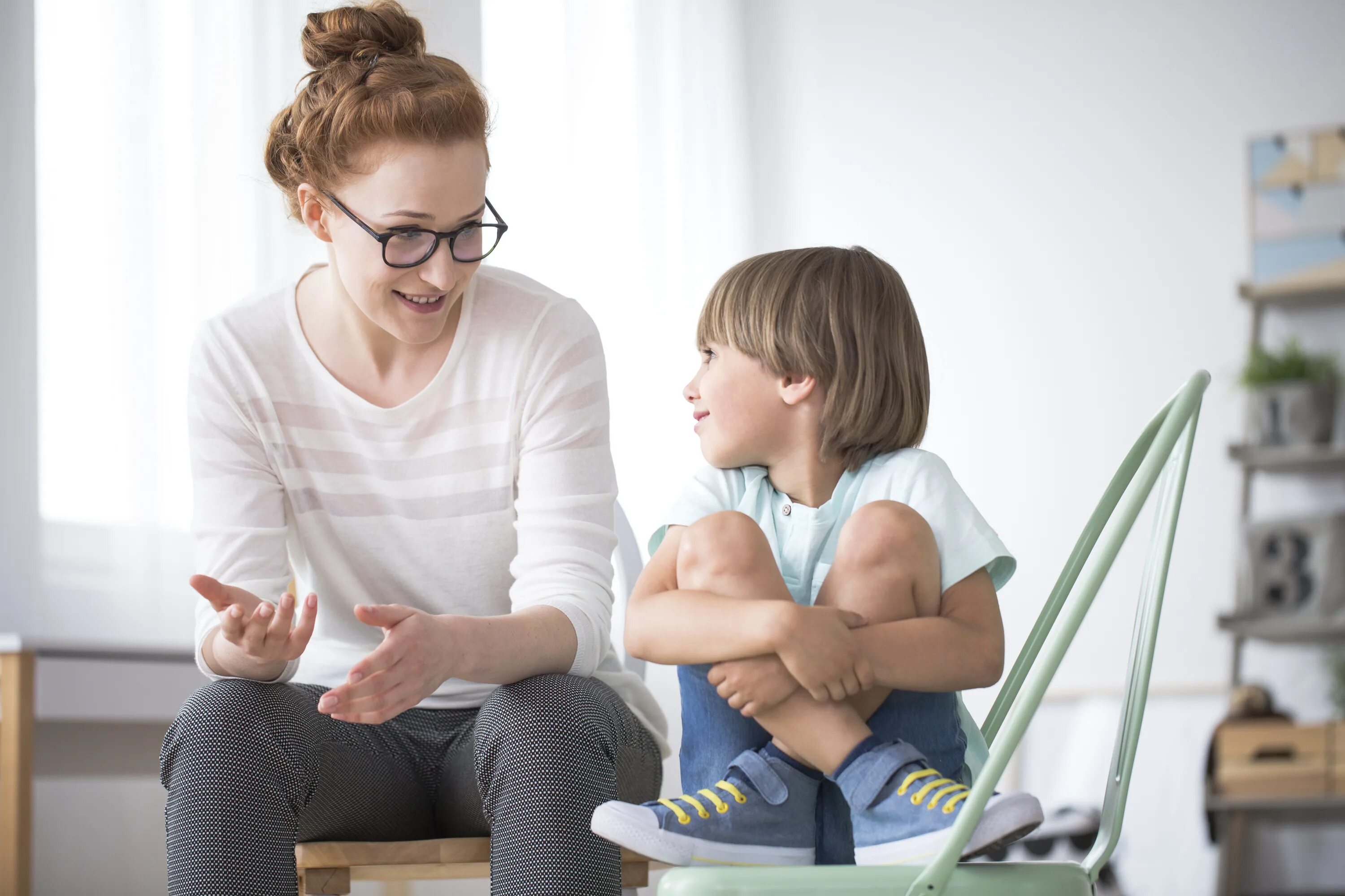 Parent com. Психолог и ребенок. Разговор с ребенком. Родители и дети. Беседа мамы с ребенком.